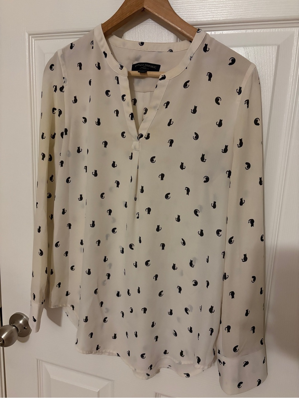 Ann Taylor Cream Long-Sleeve V-Neck Blouse with Black Cat Print
